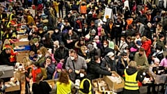 Ukrán menekültek állnak sorban a berlini központi állomáson ételért március 8-án