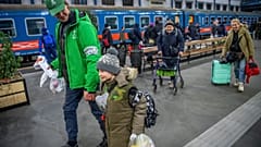 Önkéntes segít a háború miatt Ukrajnából menekülő embereknek Budapesten, a Nyugati pályaudvaron 2022. március 1-jére virradóan