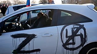 Hunderte Teilnehmer beim pro-russischen Auto-Konvoi in Belgrad
