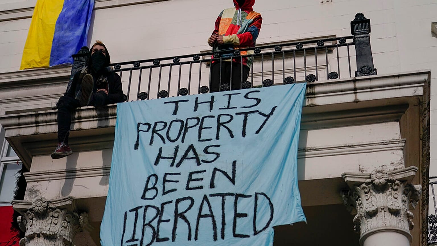 Manifestants ayant investi l'hôtel particulier à Londres d'un oligarque russe - le 14/03/2022