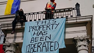 Manifestants ayant investi l'hôtel particulier à Londres d'un oligarque russe - le 14/03/2022
