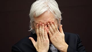 ARCHIVO - El fundador de WikiLeaks, Julian Assange, gesticula mientras habla durante una conferencia de prensa en el centro de Londres, 1/12(2011.
