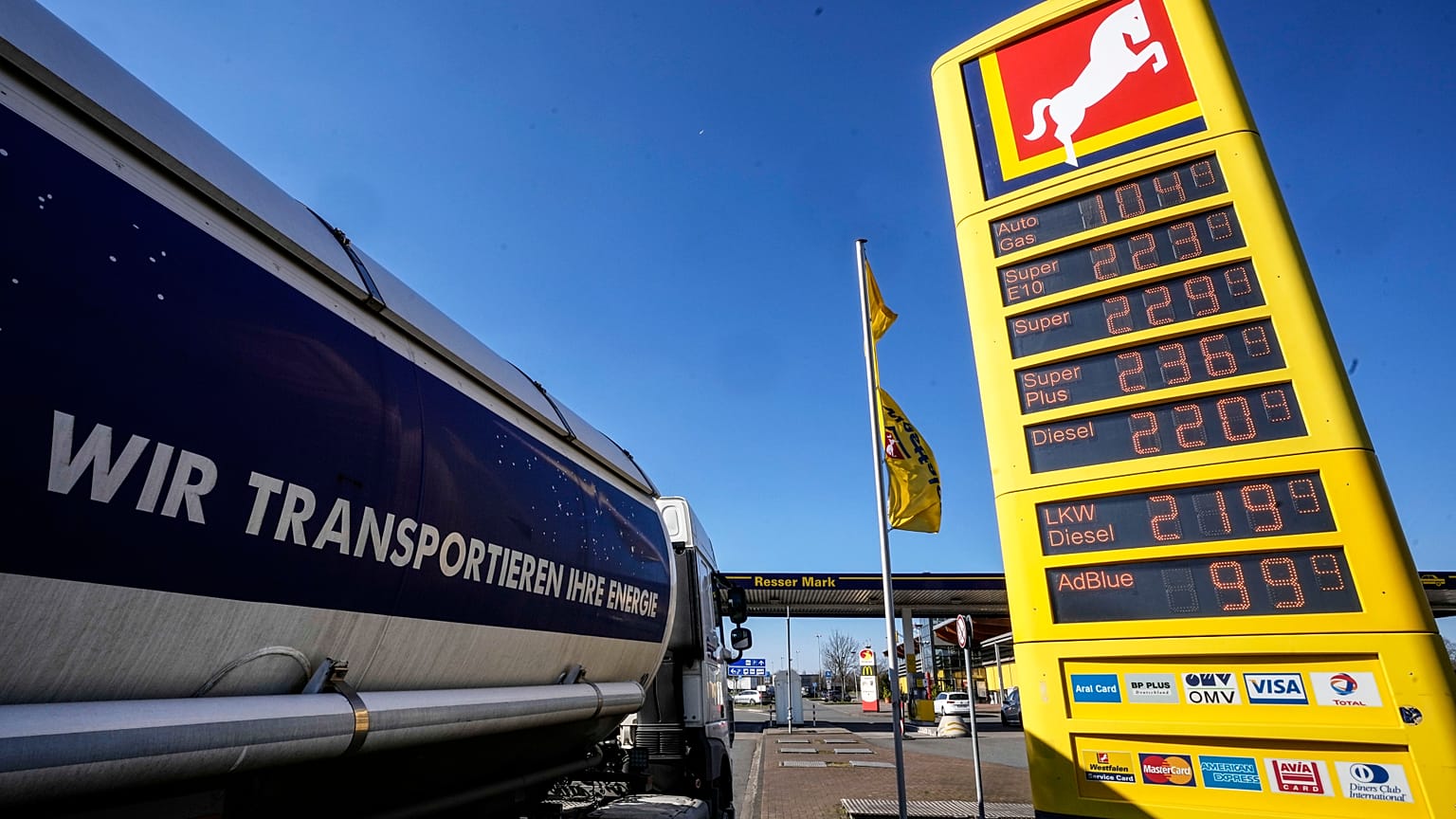 Una gasolinera muestra los precios récord del combustible en Gelsenkirchen, Alemania, el lunes 7 de marzo de 2022.