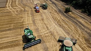 Archive - Des fermiers moissonnent leur blé dans un village près de Tbilisskaya en Russie, le 21 juillet 2021