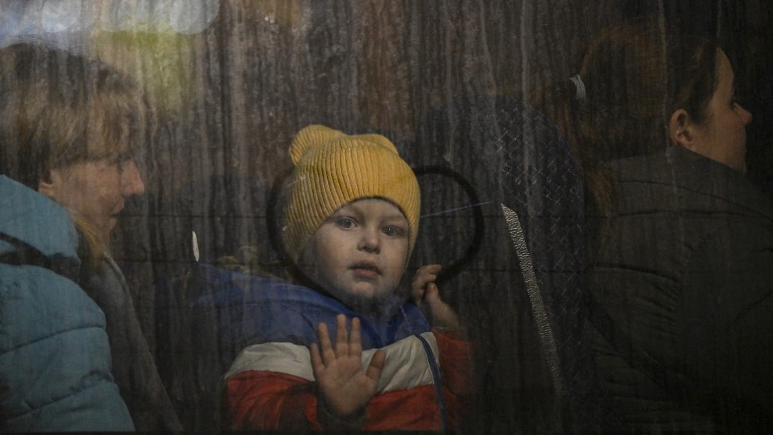 Refugiados ucranianos na travessia da fronteira com a Polónia a 14 de março