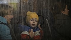 Refugiados ucranianos na travessia da fronteira com a Polónia a 14 de março