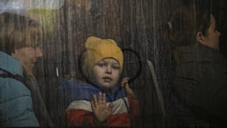 Refugiados ucranianos na travessia da fronteira com a Polónia a 14 de março