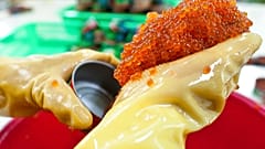Halfeldolgozó üzem a Kuril-szigeteken - vörös kaviárt töltenek konzervekbe (korábbi felvétel)