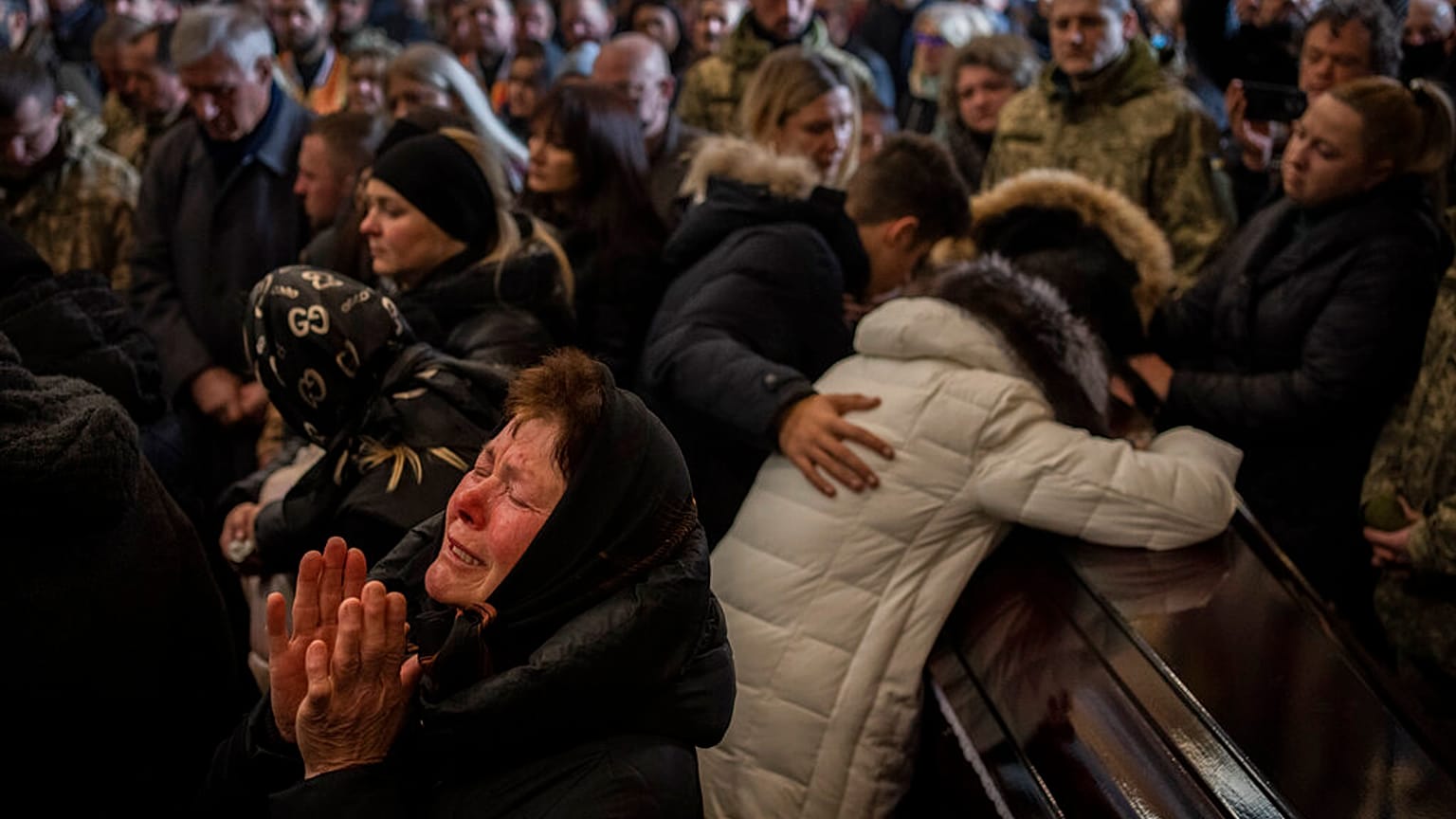 Enterrement de soldats ukrainiens à Lviv, ce mardi. le bombardement d'une base militaire a fait au moins 35 morts. 