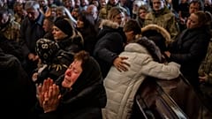 Enterrement de soldats ukrainiens à Lviv, ce mardi. le bombardement d'une base militaire a fait au moins 35 morts. 