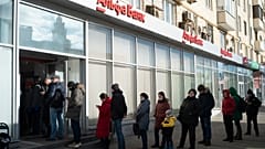 Personas hacen cola para retirar dinero de un cajero automático del Alfa Bank en Moscú, Rusia, el 27 de febrero de 2022. 