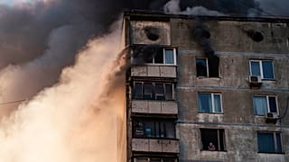 Πυρκαγιά σε πολυκατοικία μετά από βομβαρδισμό στο Κίεβο