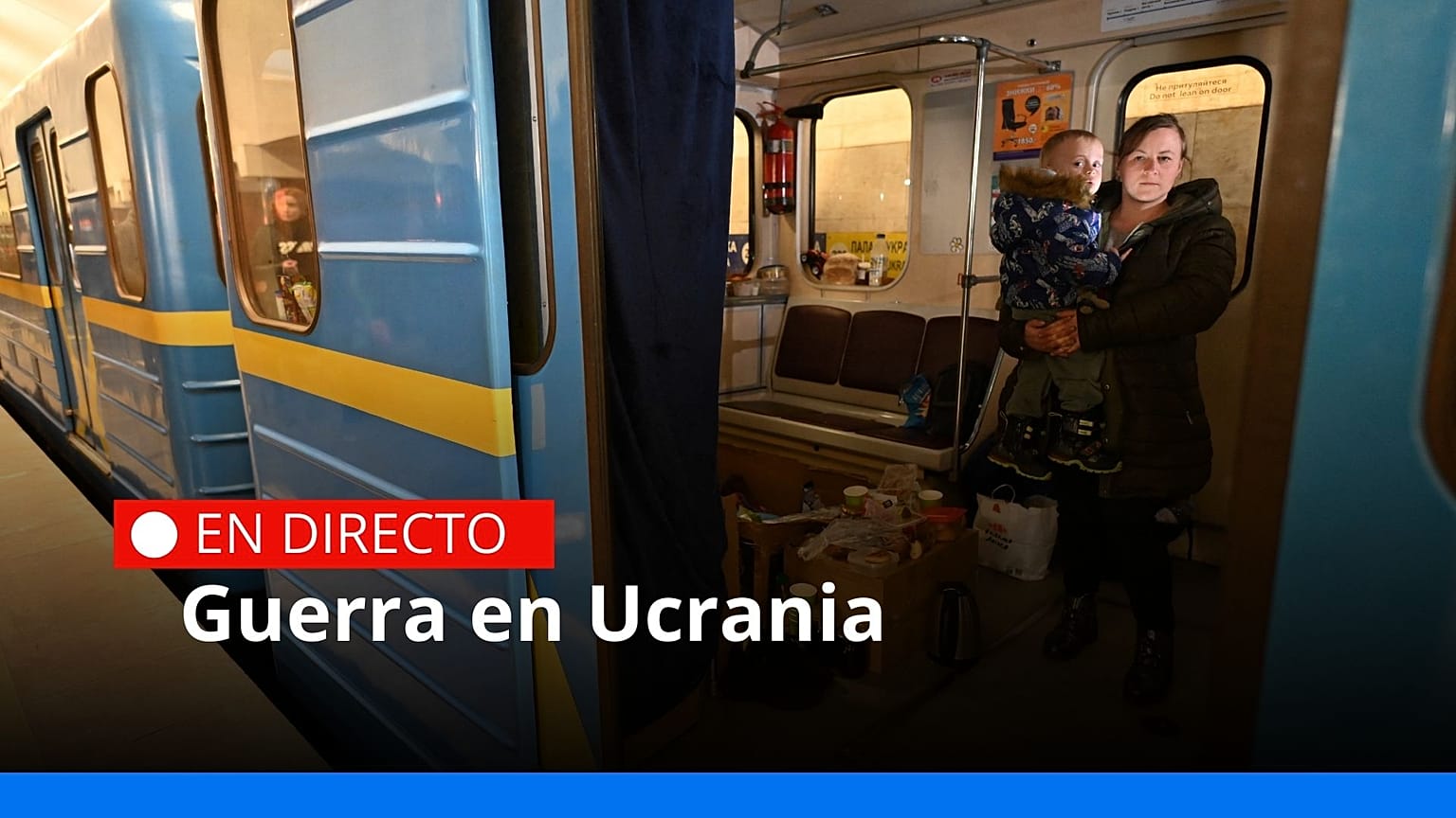 Una madre se refugia en uno de los vagones de tren con su hijo en brazos
