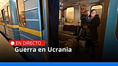 Una madre se refugia en uno de los vagones de tren con su hijo en brazos