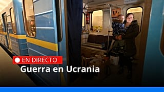 Una madre se refugia en uno de los vagones de tren con su hijo en brazos