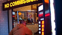 Visa ve Mastercard'ın Rusya operasyonlarını durdurması ile yurtdışındaki Ruslar ülkelerindeki hesaplarına ulaşmakta zorlanıyor