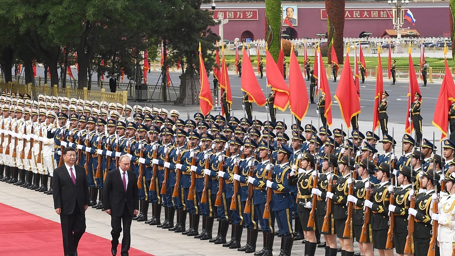Rusya Devlet Başkanı Putin, Çin Devlet Başkanı Şi tarafından resmi törenle karşılandı.
