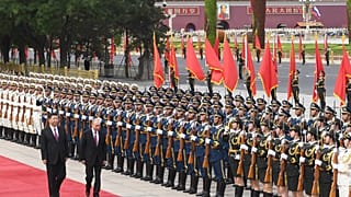 Rusya Devlet Başkanı Putin, Çin Devlet Başkanı Şi tarafından resmi törenle karşılandı.