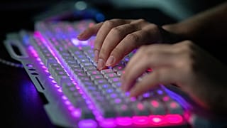 Rusya'nın Ukrayna'yı işgali: 300 bin kişilik gönüllü 'hacker ordusu' Moskova'ya karşı savaşıyor