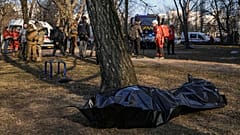 Wohnblock in Kiew in Brand geschossen - Frau wartet vergeblich auf Rettung