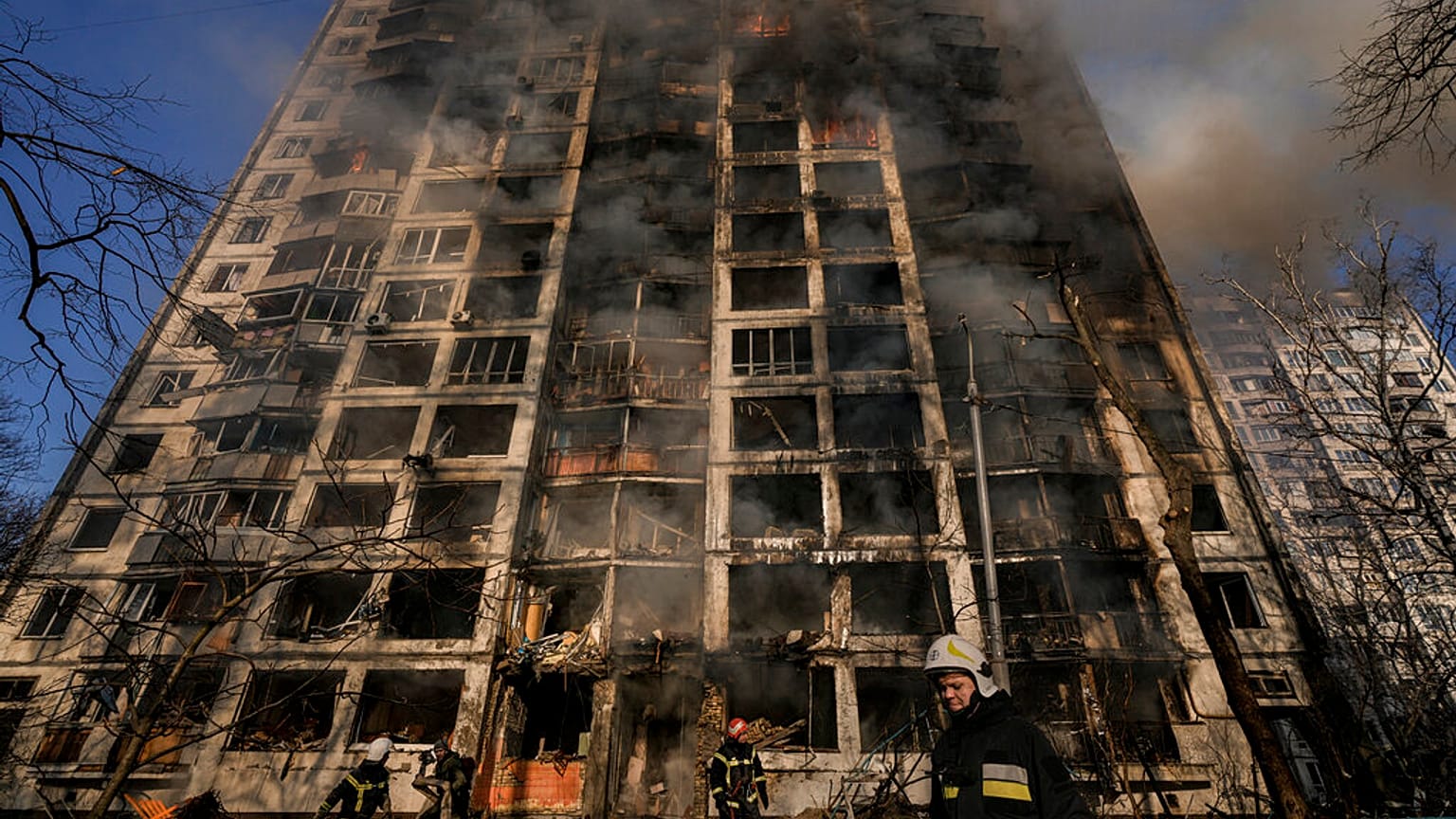 Edificio destruido en Kiev, Ucrania, tras el impacto de un proyectil ruso