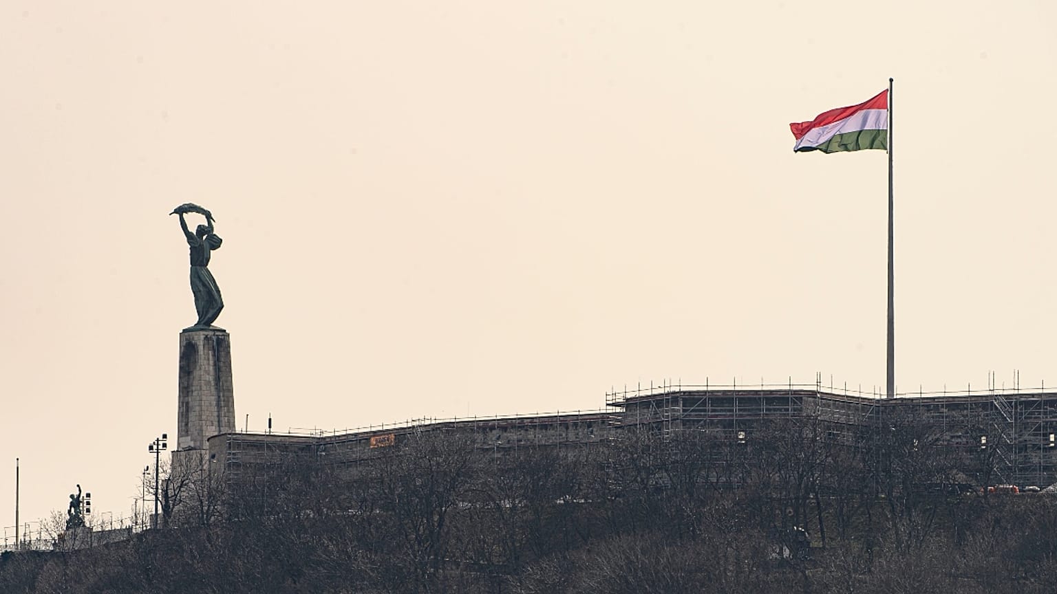 Magyarország legnagyobb lobogója a Citadellán. A zászló 36 méteres árbócrúdját a belső udvar közepén állították fel. 