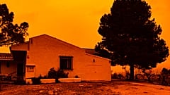 Ciel orange et pellicule de sable : le phénomène météo a touché l'Espagne et la France