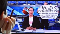 Rusya'nın en çok izlenen TV kanalında canlı yayın sırasında 'savaşa hayır' protestosu