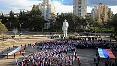 طلاب يلوحون بالأعلام أثناء تجمعهم دعماً لروسيا في أعقاب الغزو الروسي لأوكرانيا، في جامعة دمشق بالعاصمة السورية، 9 مارس 2022.