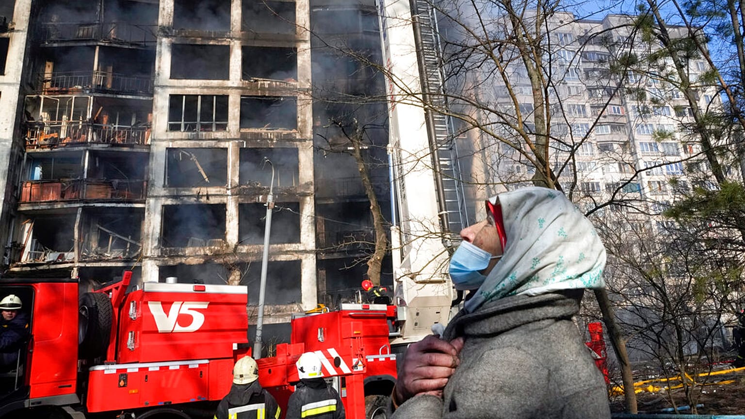 Una mujer reacciona fuera de un edificio de apartamentos destruido después de un bombardeo en una zona residencial en Kiev, Ucrania, el martes 15 de marzo de 2022