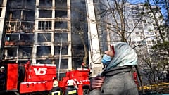 Una mujer reacciona fuera de un edificio de apartamentos destruido después de un bombardeo en una zona residencial en Kiev, Ucrania, el martes 15 de marzo de 2022