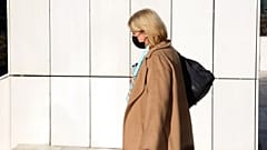 Η πρώην περιφερειάρχης Αττικής, Ρένα Δούρου εξέρχεται από το Τριμελές Πλημμελειοδικείο Αθηνών μετά την απολογία της στη δίκη για την φονική πλημμύρα της Μάνδρας -ΦΩΤΟ ΑΡΧΕΙΟΥ 
