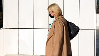 Η πρώην περιφερειάρχης Αττικής, Ρένα Δούρου εξέρχεται από το Τριμελές Πλημμελειοδικείο Αθηνών μετά την απολογία της στη δίκη για την φονική πλημμύρα της Μάνδρας -ΦΩΤΟ ΑΡΧΕΙΟΥ 