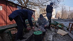 Βομβαρδισμένη συνοικία στη Μαριούπολη