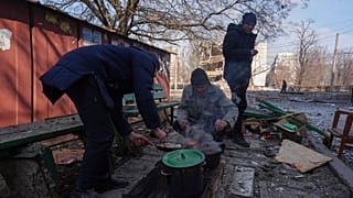 Βομβαρδισμένη συνοικία στη Μαριούπολη