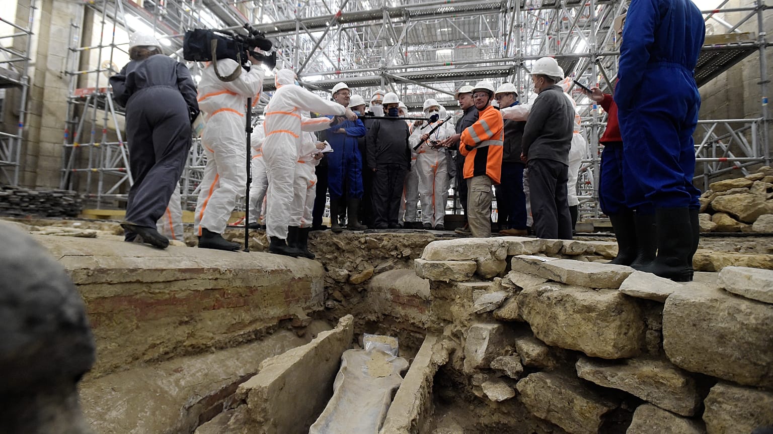 Notre Dame Katedrali'ndeki restorasyon sırasında antik mezarlar keşfedildi