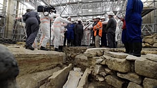 Notre Dame Katedrali'ndeki restorasyon sırasında antik mezarlar keşfedildi