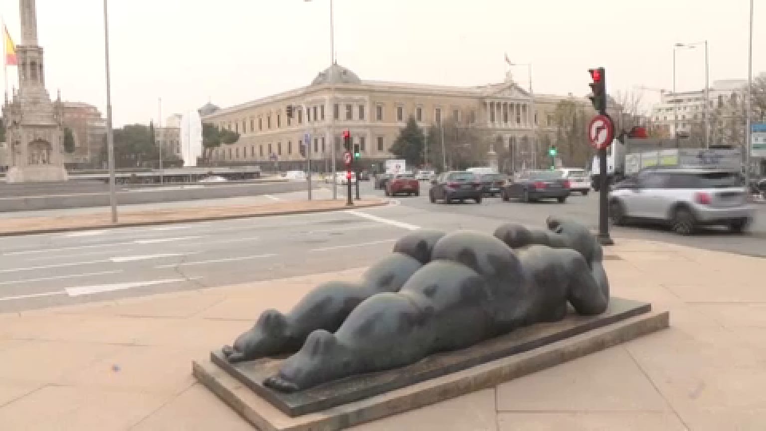 "Mujer con espejo" von Fernando Botero auf der Plaza de Colon, Madrid