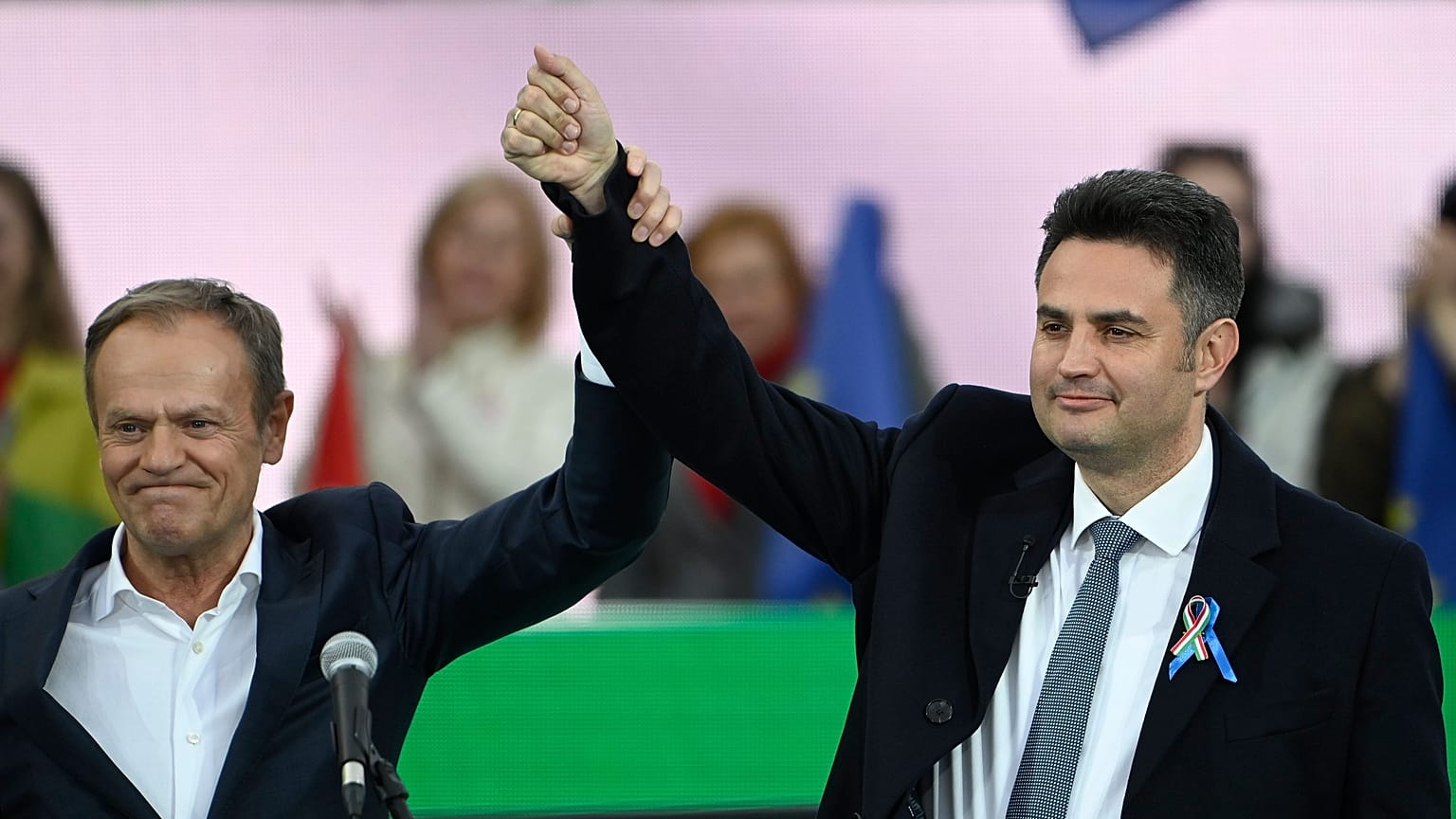 Donald Tusk, az Európai Néppárt elnöke és Márki-Zay Péter, az ellenzék közös miniszterelnök-jelöltje az Egységben Magyarországért nagygyűlésén Budapesten, 2022. március 15-én