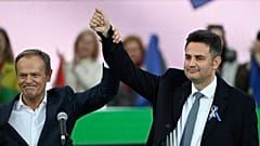 Donald Tusk, az Európai Néppárt elnöke és Márki-Zay Péter, az ellenzék közös miniszterelnök-jelöltje az Egységben Magyarországért nagygyűlésén Budapesten, 2022. március 15-én 