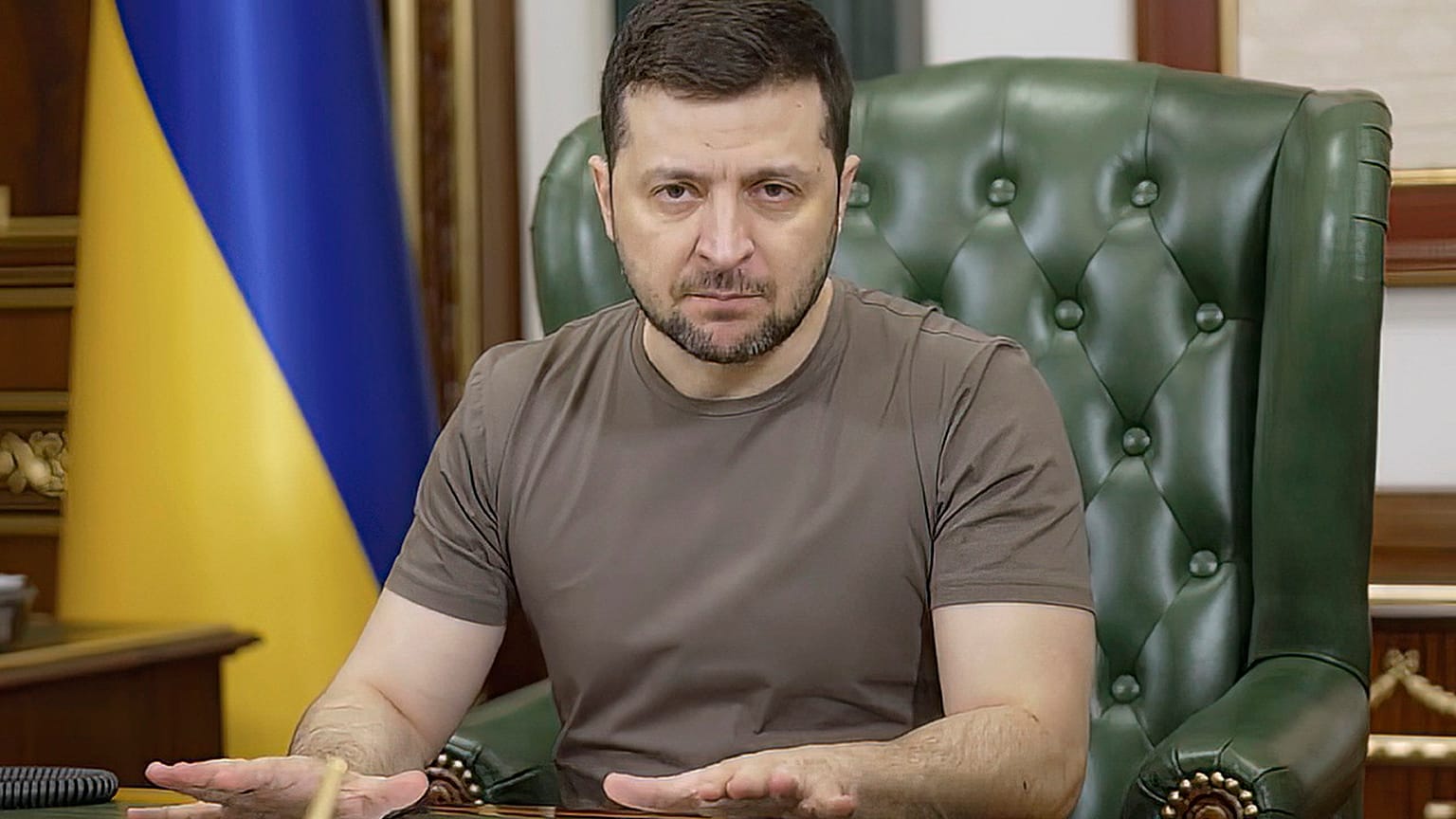 Zelensky: "Non entreremo nella Nato". Una rinuncia che a Putin non basta ancora