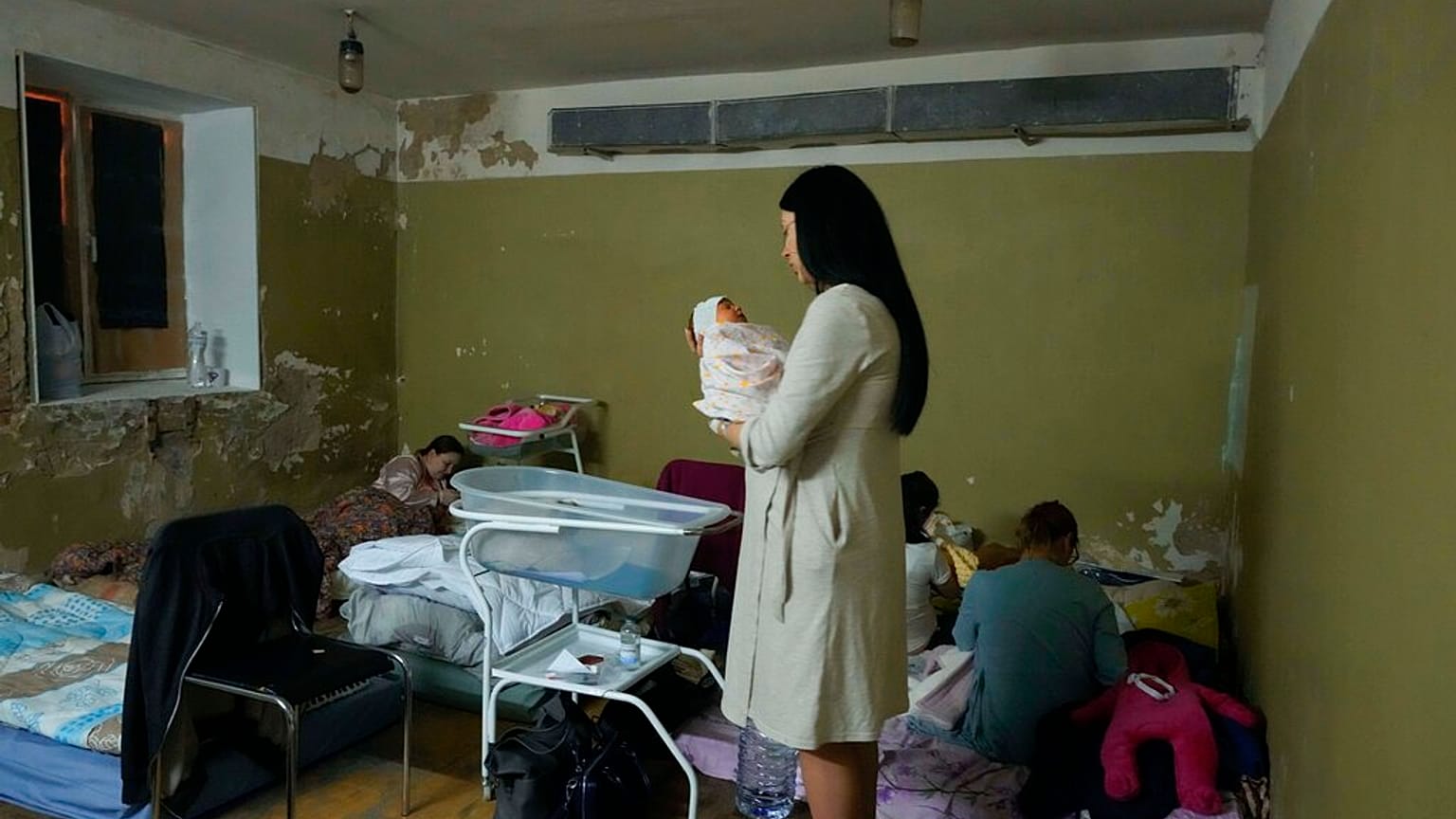 Újszólöttjét tartja kezében egy nő egy kijevi szülészet pincéjében március 2-án, melyet óvóhellyé alakítottak a bombázások miatt