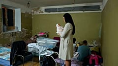 Újszólöttjét tartja kezében egy nő egy kijevi szülészet pincéjében március 2-án, melyet óvóhellyé alakítottak a bombázások miatt