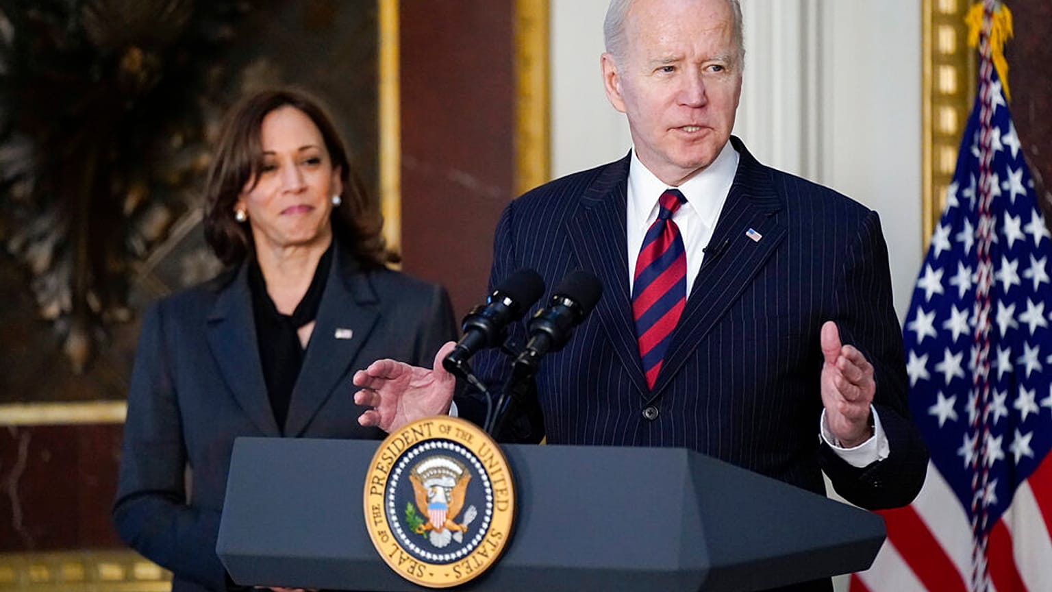 Joe Biden amerikai elnök, a háttérben Kamala Harris alelnök