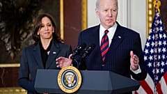 Joe Biden amerikai elnök, a háttérben Kamala Harris alelnök