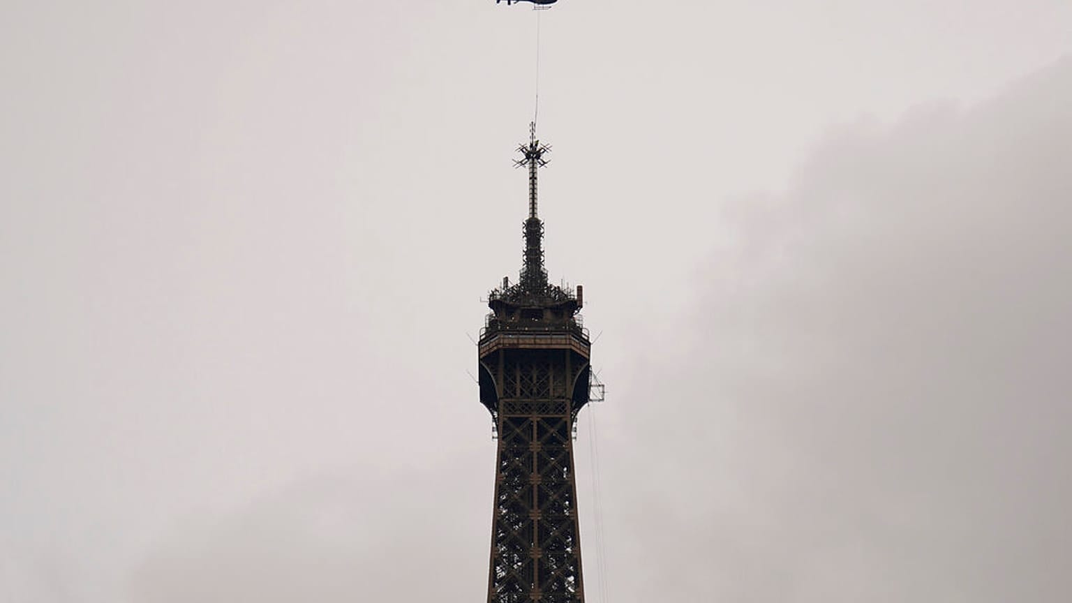 La tour Eiffel gagne 6 mètres grâce à sa nouvelle antenne radio