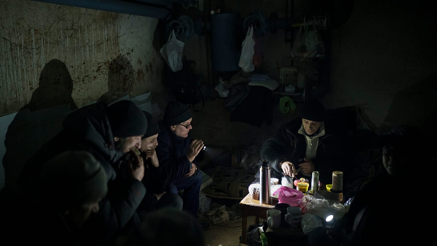 Los residentes preparan té mientras en un refugio antibombas en Irpin, en las afueras de Kiev, Ucrania, el 13 de marzo de 2022. 