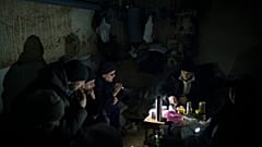 Los residentes preparan té mientras en un refugio antibombas en Irpin, en las afueras de Kiev, Ucrania, el 13 de marzo de 2022. 