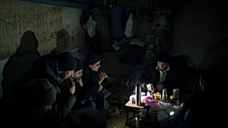 Los residentes preparan té mientras en un refugio antibombas en Irpin, en las afueras de Kiev, Ucrania, el 13 de marzo de 2022.