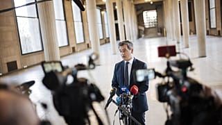 Gérald Darmanin francia belügyminiszter nyilatkozik a sajtónak Párizsban